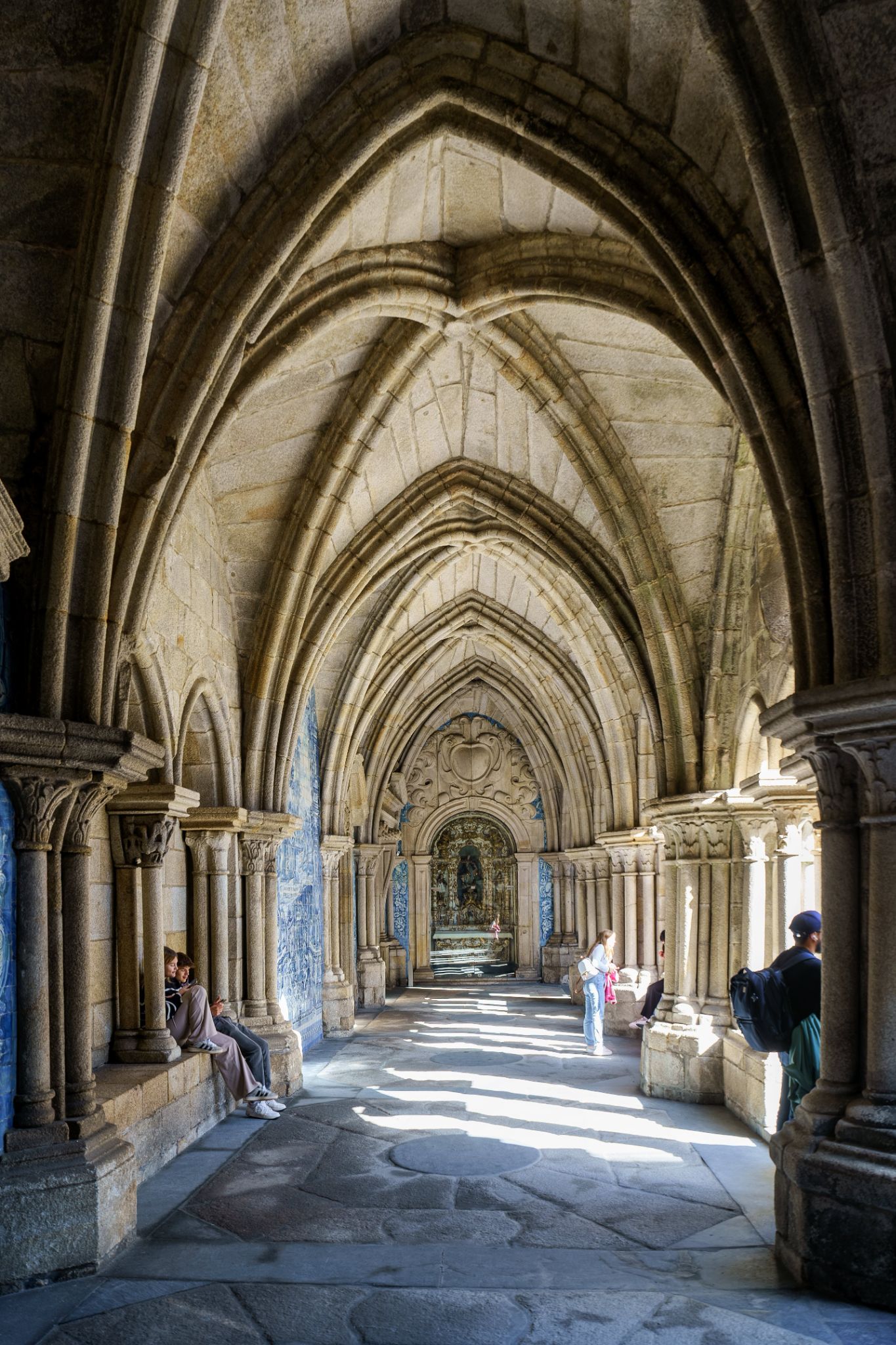 Kathedrale Sé do Porto. Sie thront auf einem Hügel in der Altstadt und gehört seit 1996 zum UNESCO-Weltkulturerbe.